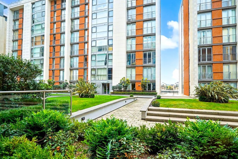 Baltic Apartment in Docklands near O2 & Canary wharf Apartment in London