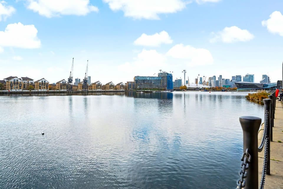 Baltic Apartment in Docklands near O2 & Canary wharf Apartment in London