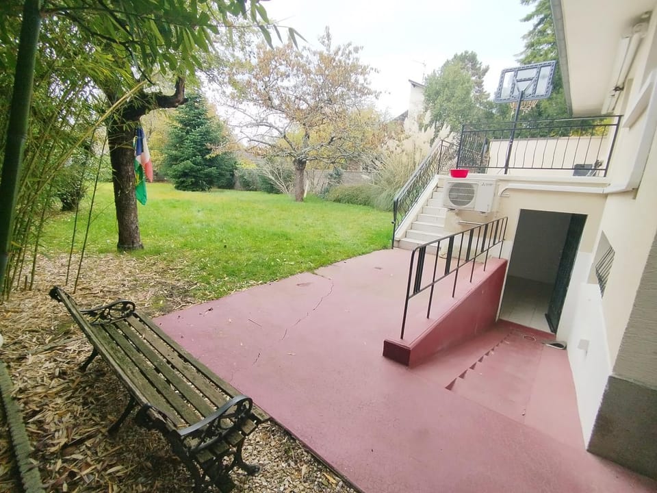 Patio, Restaurant/places to eat, Communal lounge/ TV room, Facade/entrance, Off site, Day, Night, Natural landscape, BBQ facilities, Garden, Balcony/Terrace, Seating area, Garden view, stove