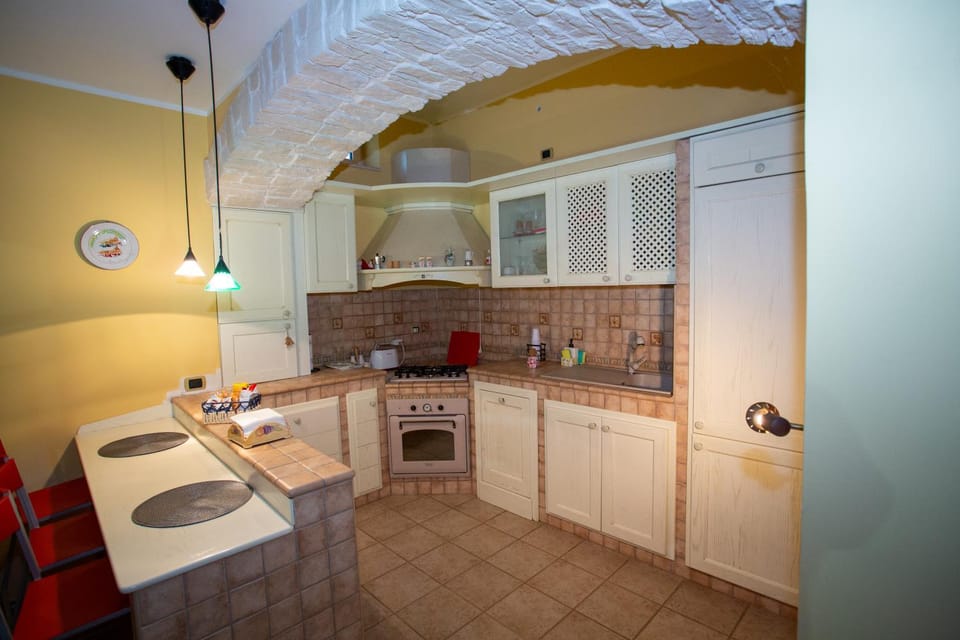 Kitchen or kitchenette, dishwasher, stove