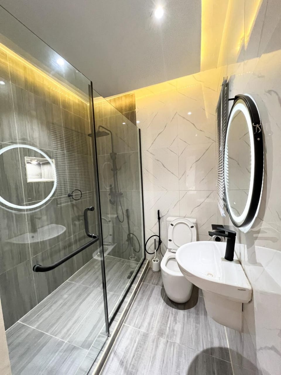 Shower, Toilet, Bathroom, towels