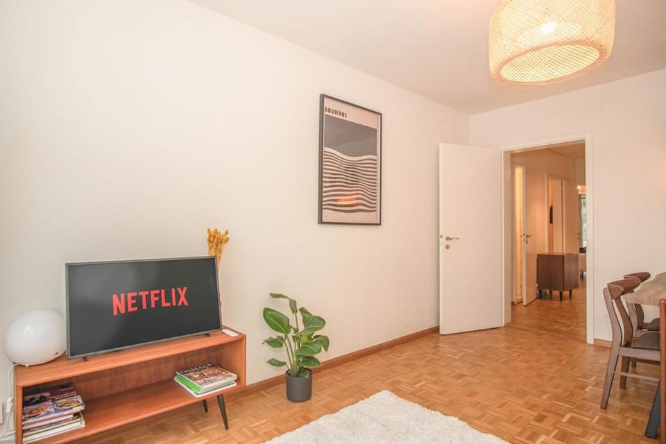 TV and multimedia, Living room, Evening entertainment