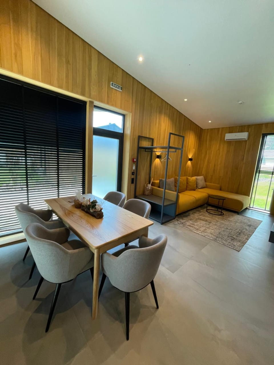 Seating area, Dining area