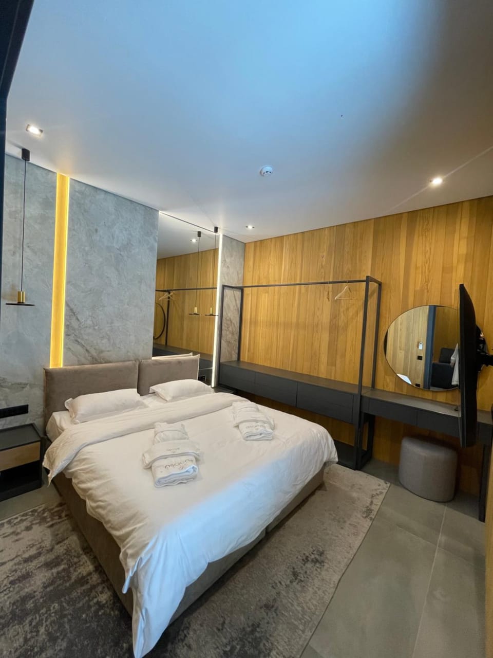 Restaurant/places to eat, Bed, TV and multimedia, Photo of the whole room, Bedroom, Breakfast, air conditioner