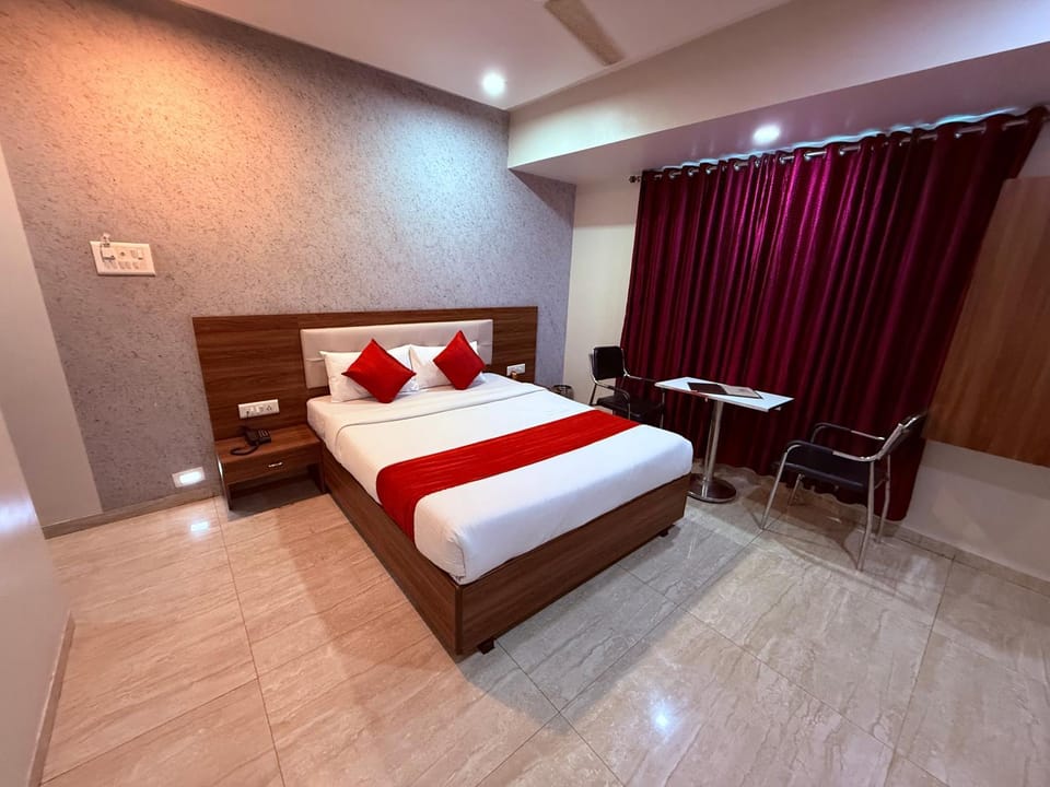 Bed, Photo of the whole room, Seating area