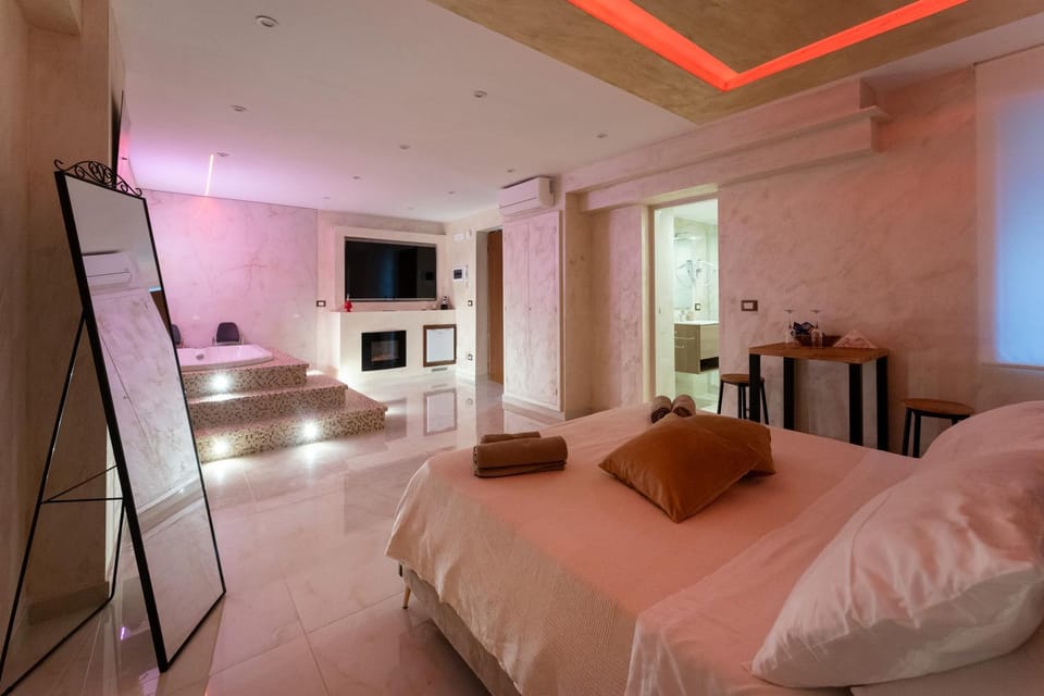 Bed, TV and multimedia, Photo of the whole room, Bedroom