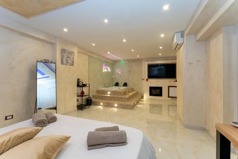 Bed, TV and multimedia, Photo of the whole room, Bedroom, air conditioner