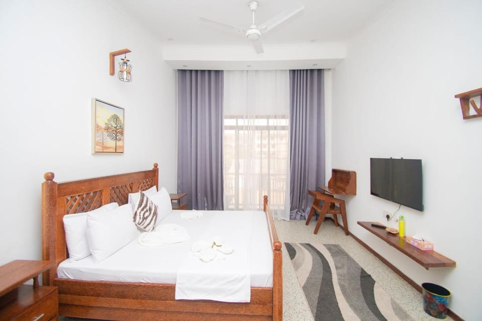 Communal lounge/ TV room, Bed, TV and multimedia, Living room, Photo of the whole room, Seating area, Evening entertainment, Bedroom