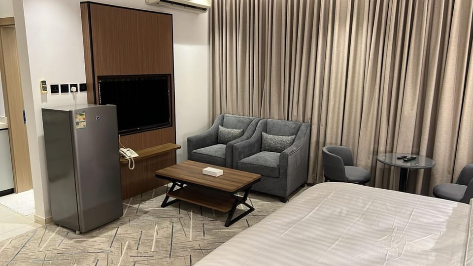 Bed, TV and multimedia, Photo of the whole room, Seating area, Bedroom