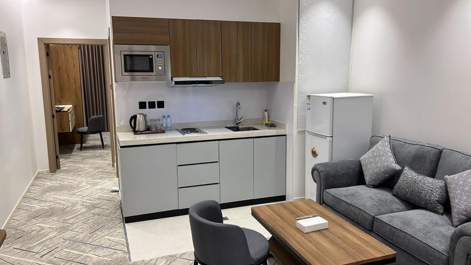 Kitchen or kitchenette, Seating area, oven, stove