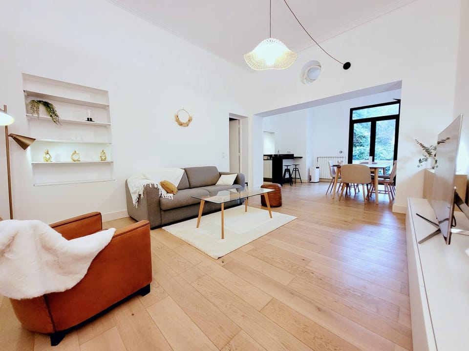 Living room, internet, air conditioner