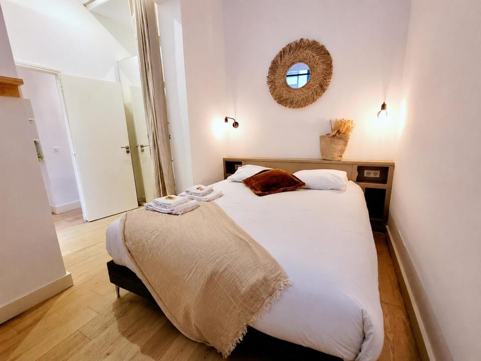 Bed, Bathroom, Photo of the whole room, Bedroom, towels, air conditioner