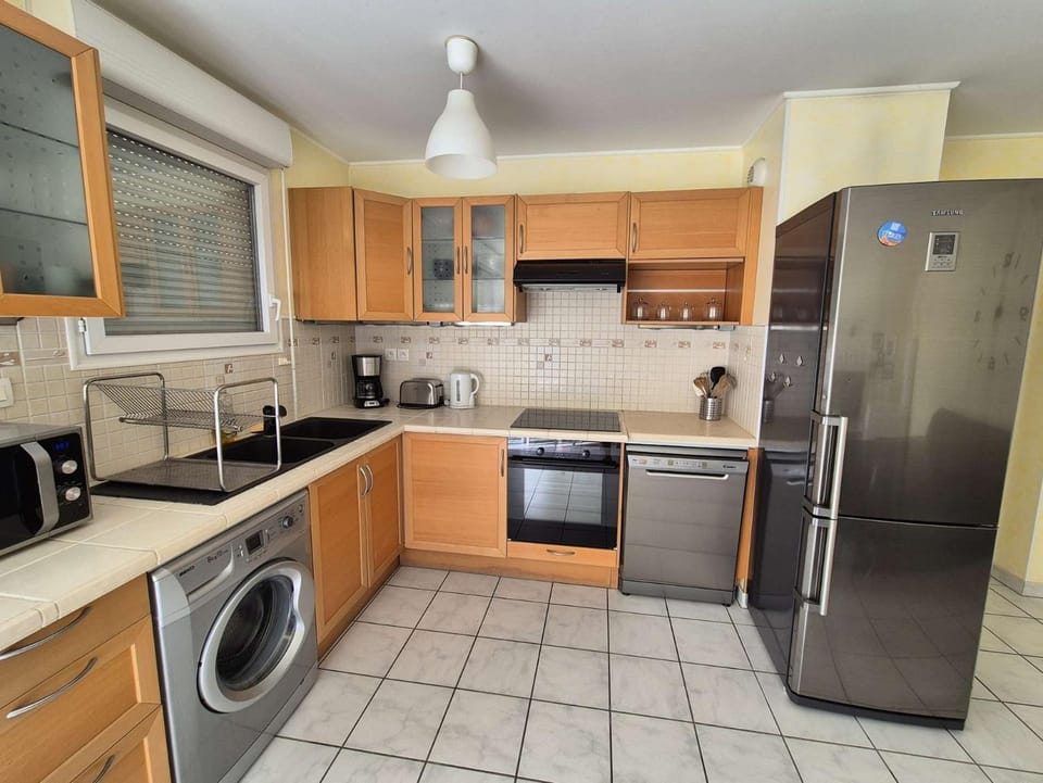 Neuf, 2 chambres, tout confort, ascenseur,Wifi....à pied de la Marina Apartment in La Seyne-sur-Mer