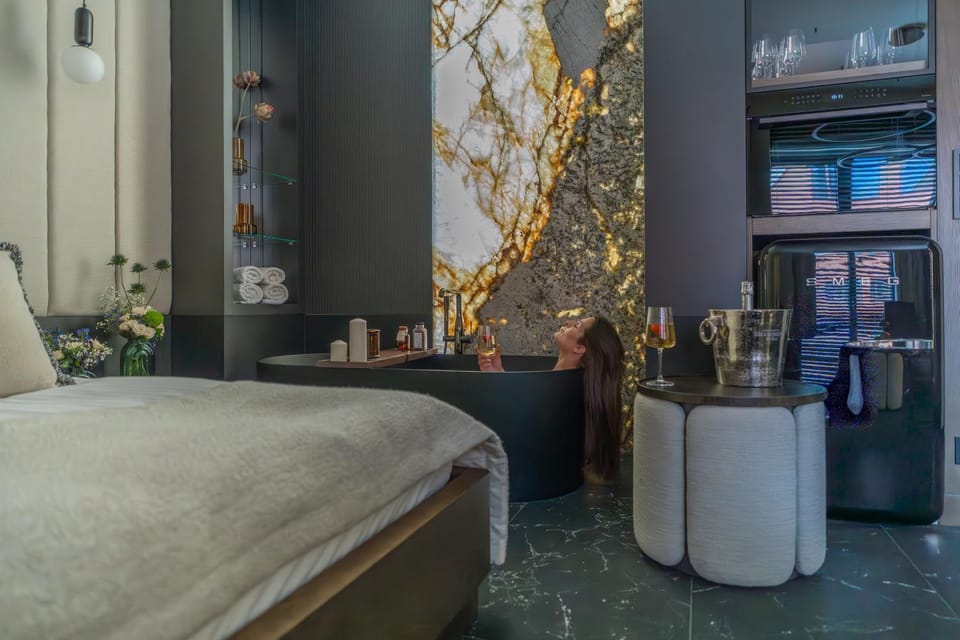 Photo of the whole room, Bath