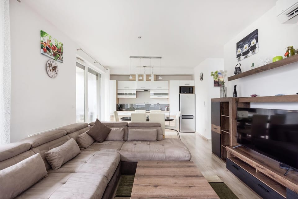 TV and multimedia, Kitchen or kitchenette, Living room