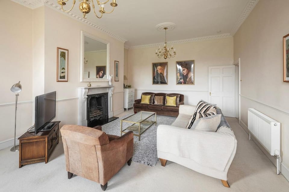 Photo of the whole room, Seating area