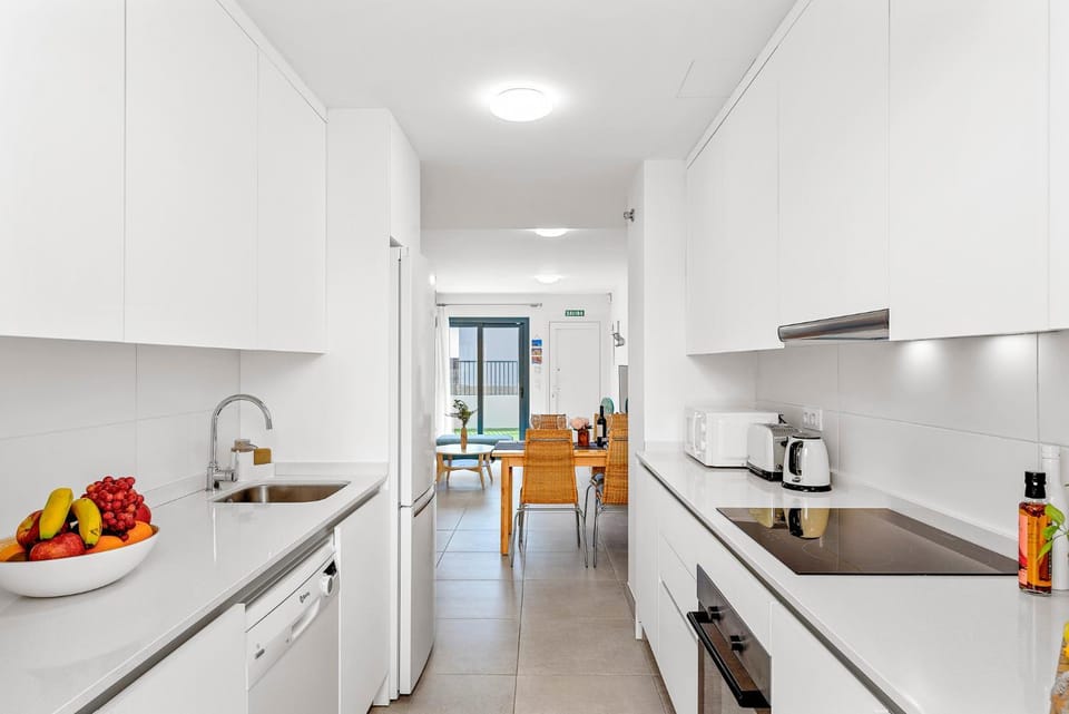 Coffee/tea facilities, Kitchen or kitchenette, dishwasher, oven, stove, toaster