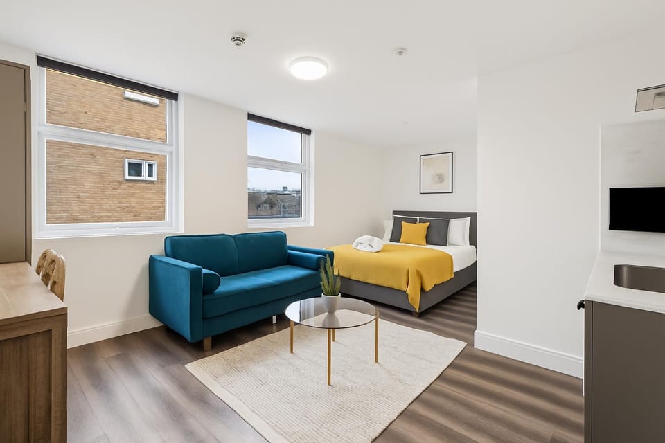 Bed, Seating area, Bedroom