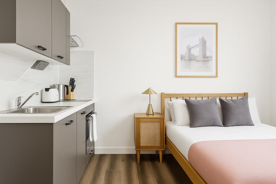 Bed, Kitchen or kitchenette, Bedroom, oven