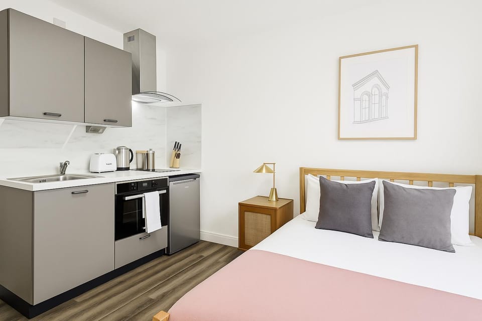 Bed, Kitchen or kitchenette, Bedroom, oven