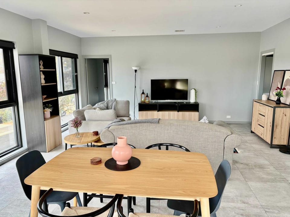 Quite and large 2 bedroom - Sleeps 6 - 2 bathrooms Apartment in Queanbeyan
