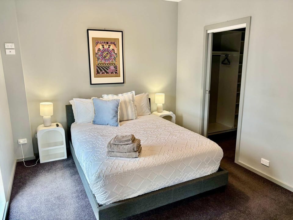 Quite and large 2 bedroom - Sleeps 6 - 2 bathrooms Apartment in Queanbeyan