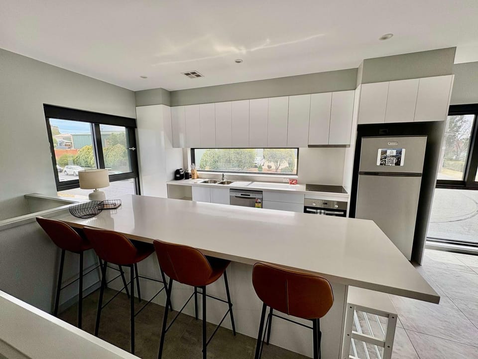 Quite and large 2 bedroom - Sleeps 6 - 2 bathrooms Apartment in Queanbeyan