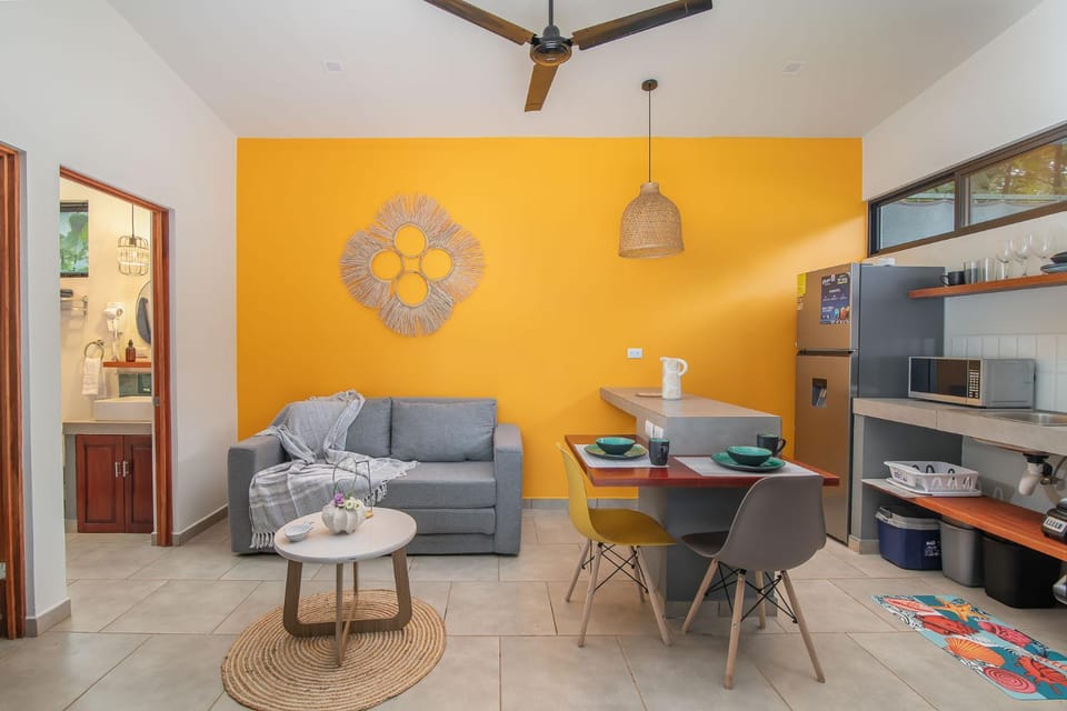 Kitchen or kitchenette, Living room, Seating area, Dining area