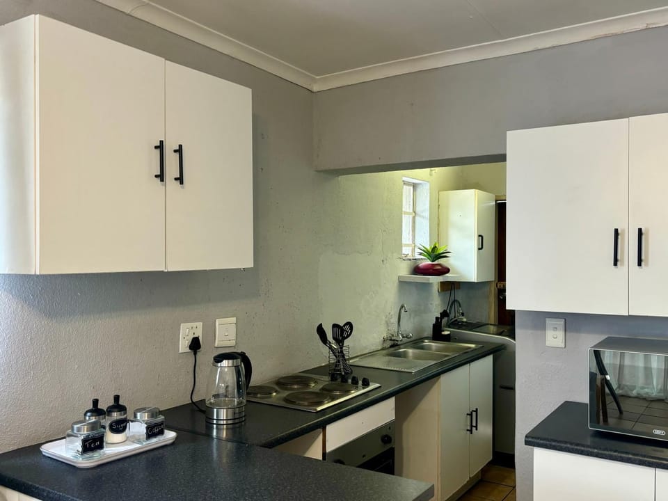 Coffee/tea facilities, Kitchen or kitchenette, stove