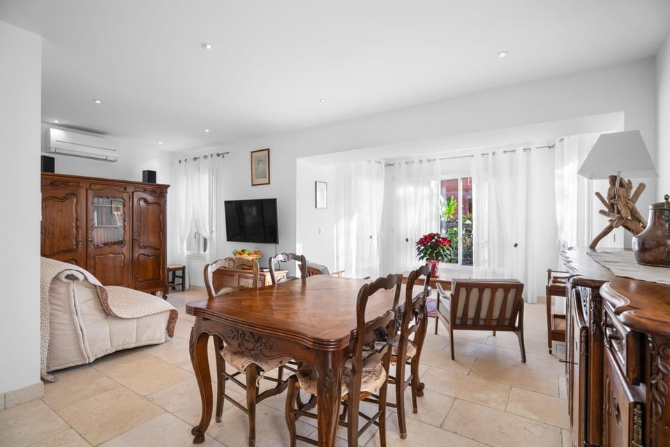 Property building, Living room