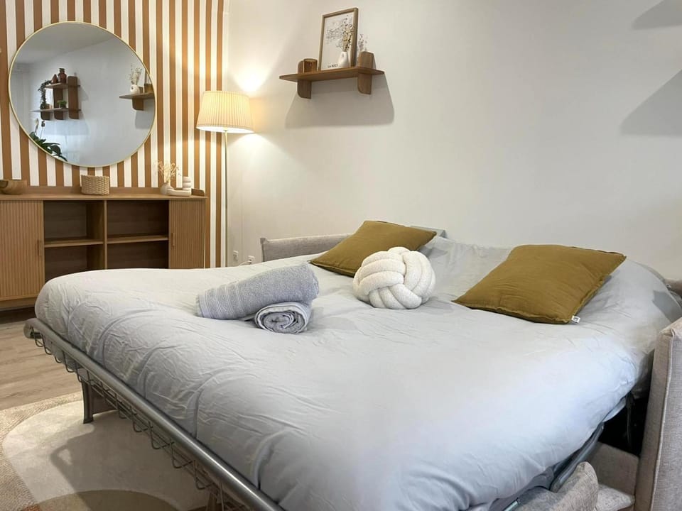 Bed, towels