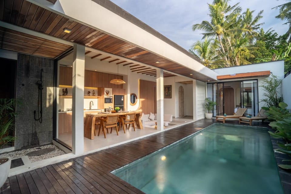 Property building, Dining area, Pool view, Swimming pool, Swimming pool, sunbed