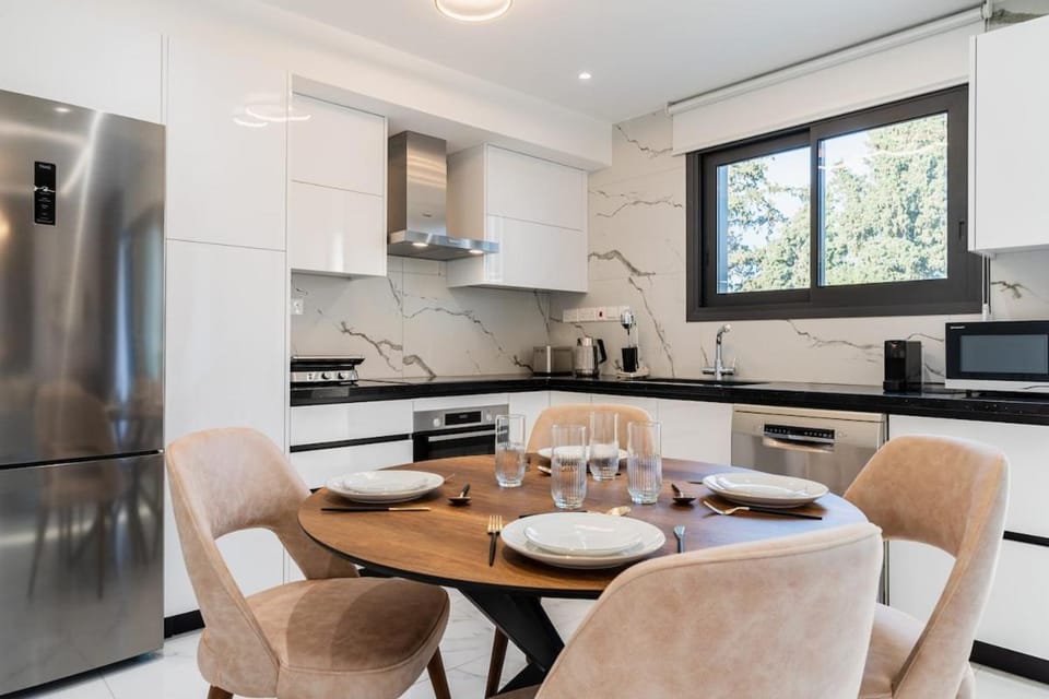 Kitchen or kitchenette, Dining area, oven, stove, toaster