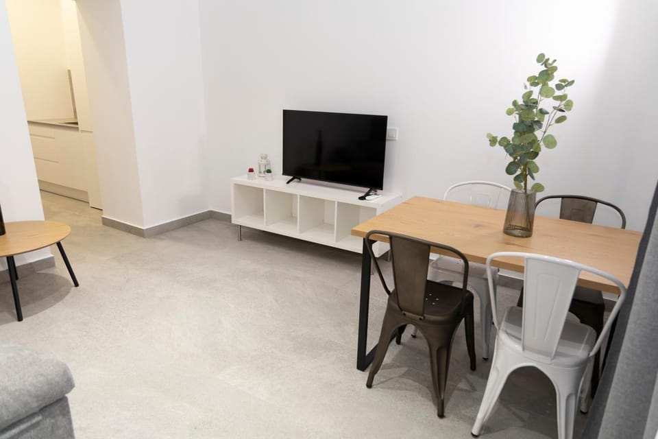 TV and multimedia, Living room, Seating area, Dining area