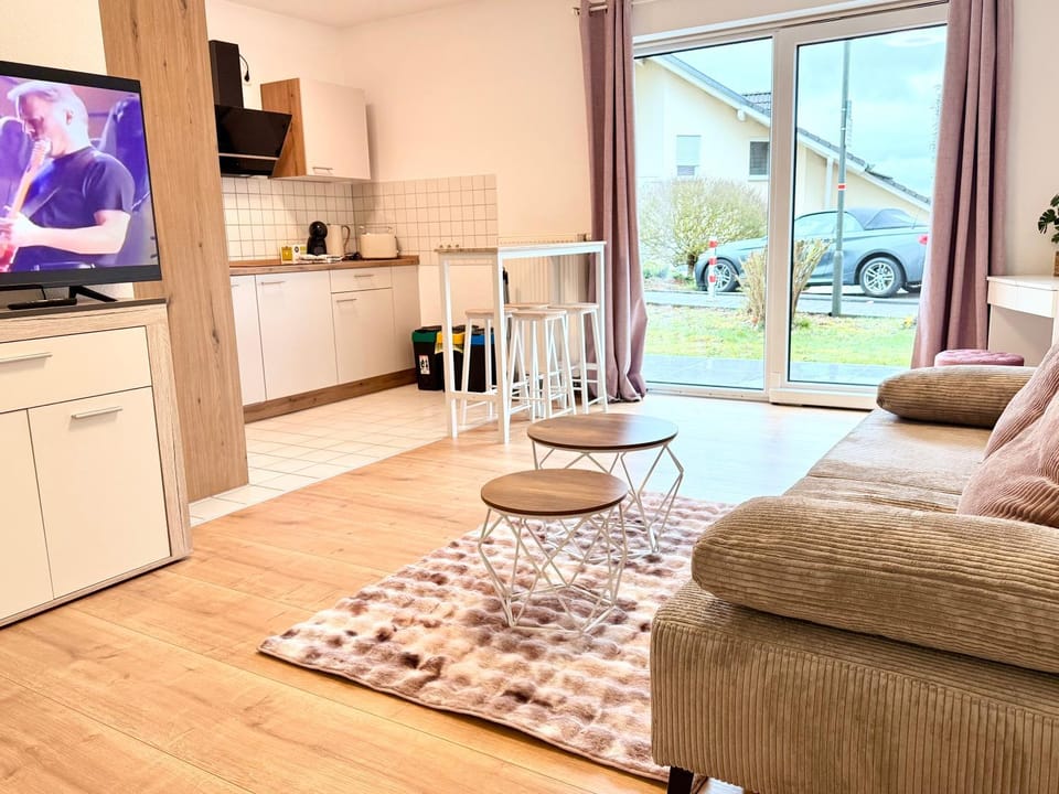 Communal lounge/ TV room, TV and multimedia, Kitchen or kitchenette, Living room, Seating area, Dining area, Evening entertainment