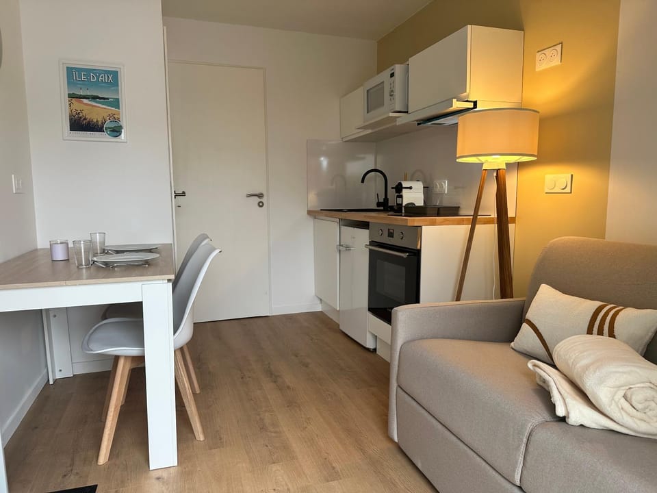 Coffee/tea facilities, Kitchen or kitchenette, Living room, Dining area, oven, stove