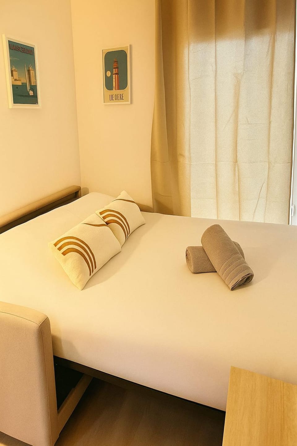 Bed, Photo of the whole room, towels
