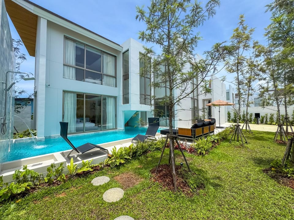 Property building, Day, Garden, Garden view, Pool view, Swimming pool, sunbed