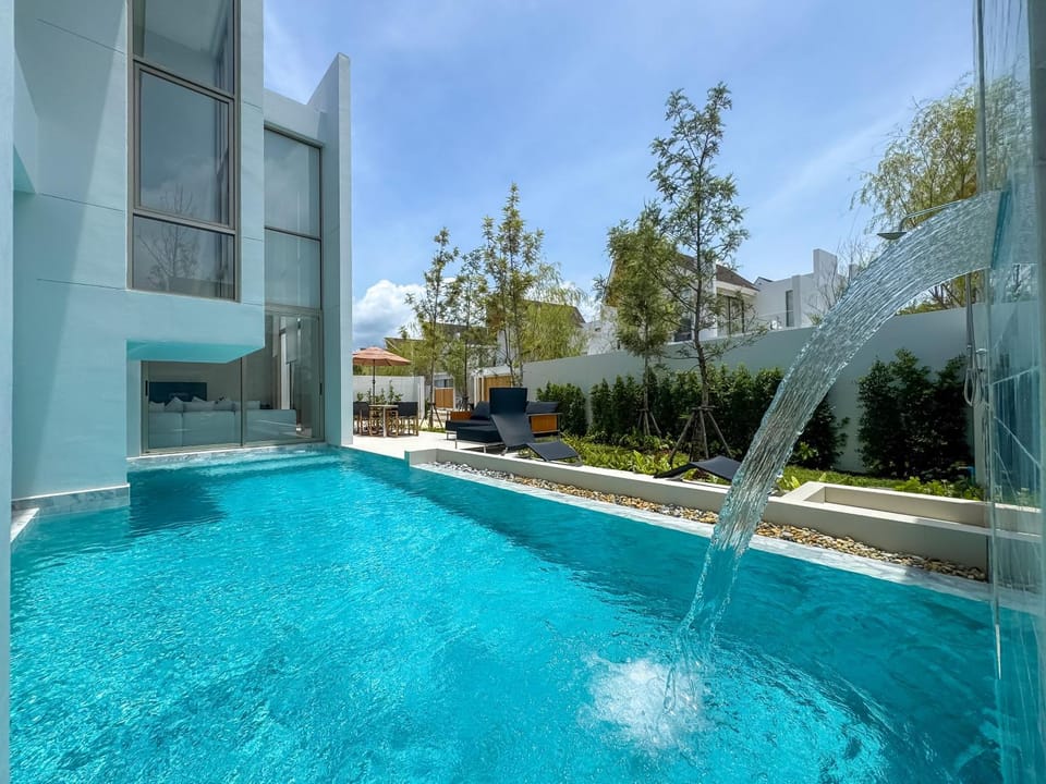 Property building, Day, Pool view, Swimming pool