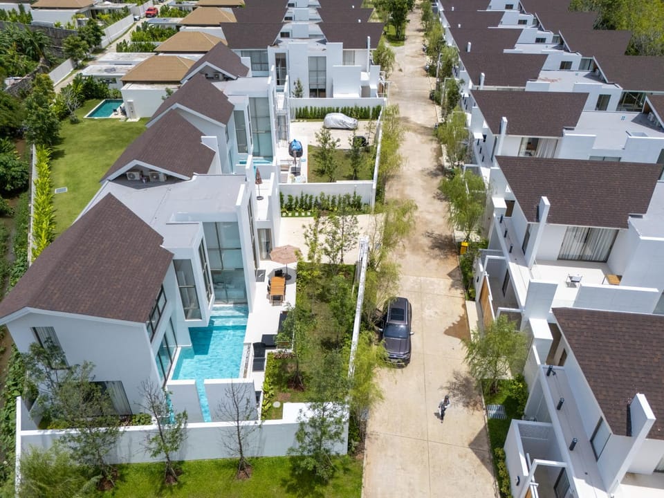 Property building, Day, Neighbourhood, Bird's eye view, Street view, Location, Parking