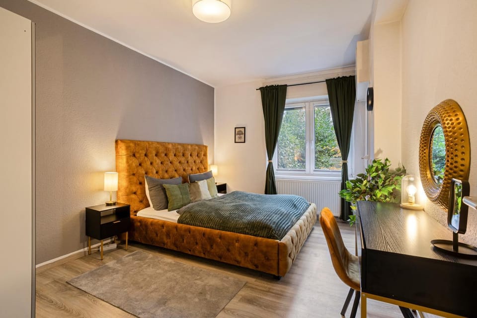 Bed, Photo of the whole room, Seating area, Bedroom