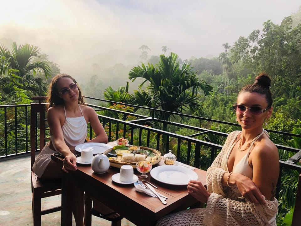 Patio, Natural landscape, View (from property/room), Balcony/Terrace, Food and drinks, Dining area, Food, Guests, Drinks, group of guests