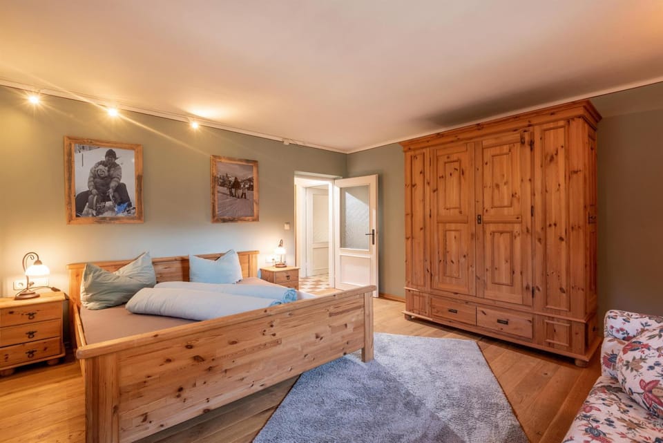 Photo of the whole room, Seating area, Bedroom