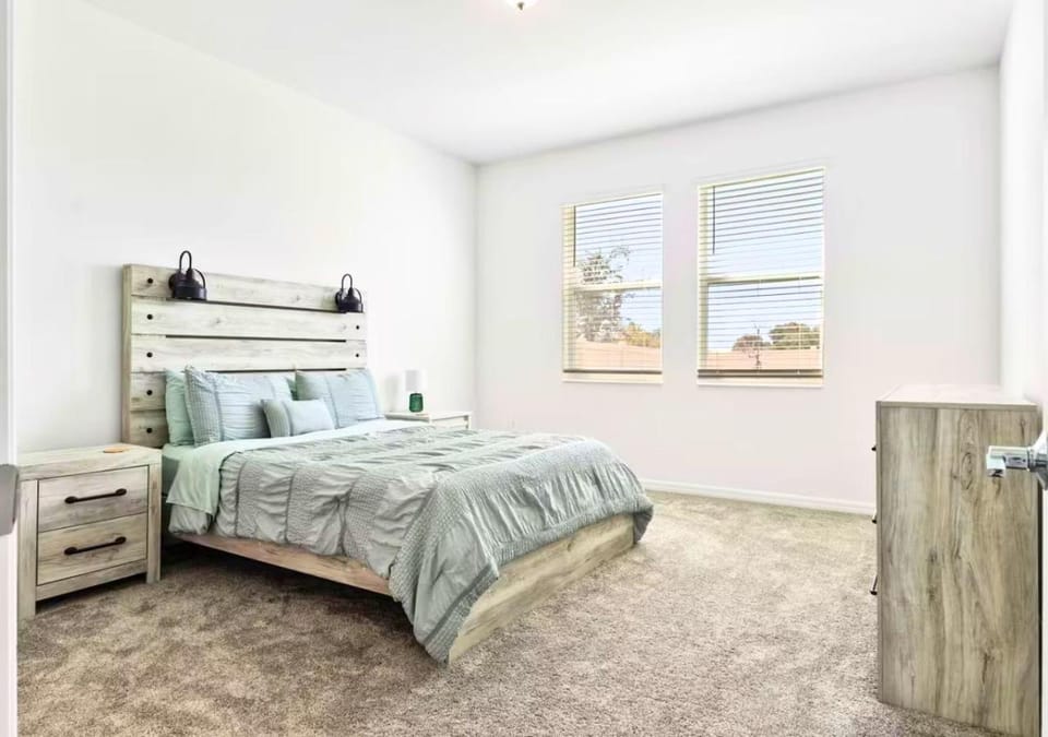 Bed, Photo of the whole room, Decorative detail, Bedroom, wardrobe