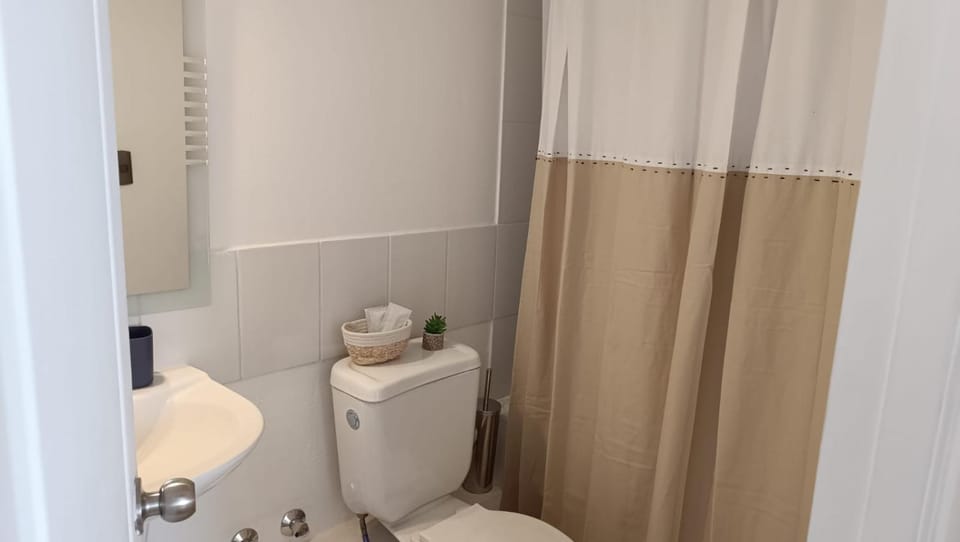 Depto en condo, 2D 1B, aire estacionamiento, full Apartment in O'Higgins, Chile