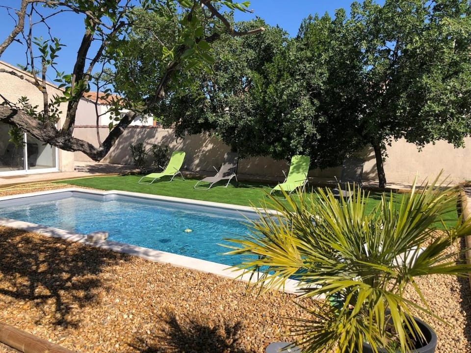 Swimming pool, sunbed