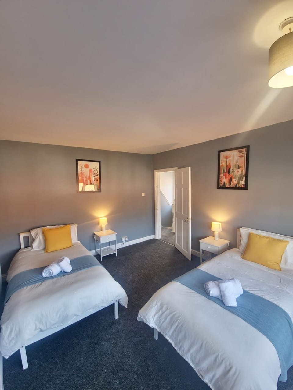 Bed, Bedroom, towels
