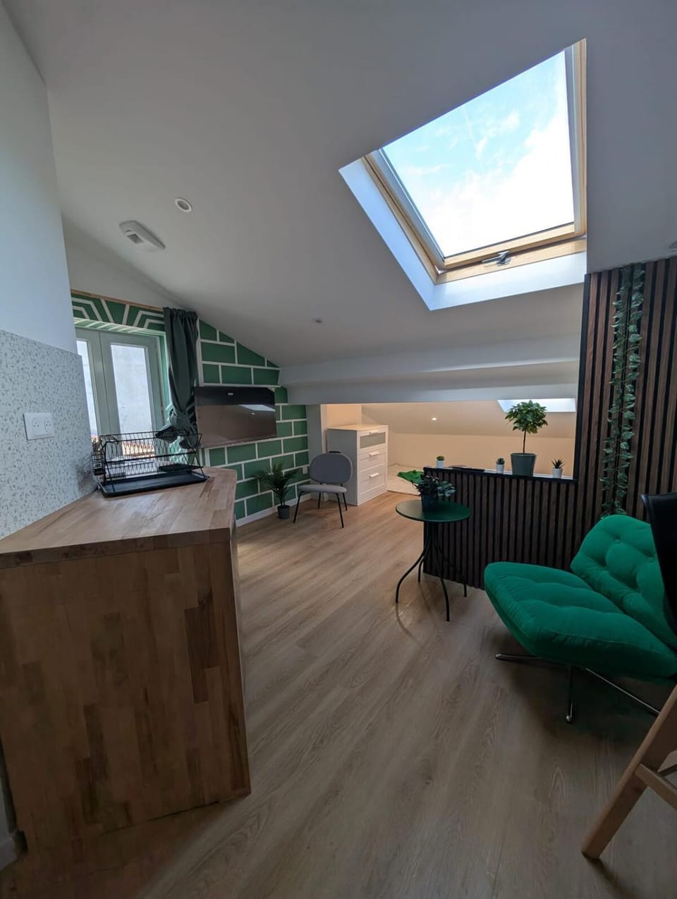 Kitchen or kitchenette, Living room, Seating area, Dining area