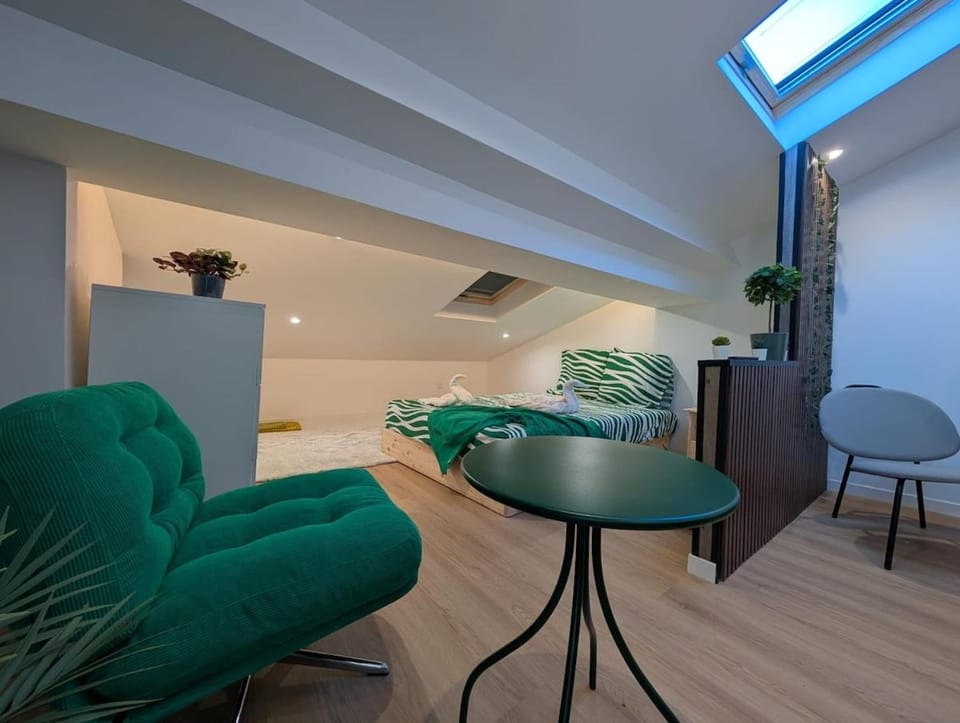 TV and multimedia, Kitchen or kitchenette, Living room, Seating area, Dining area
