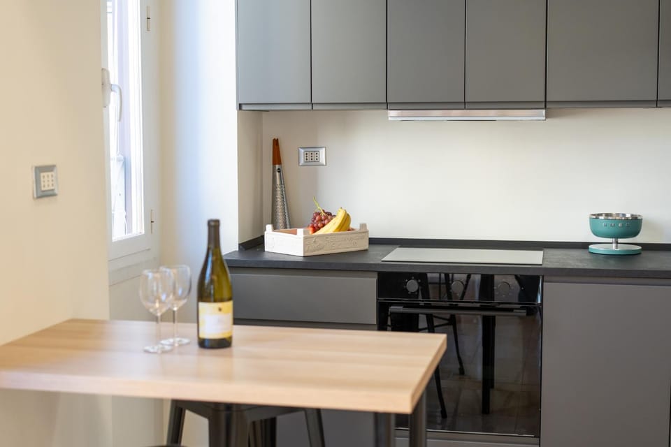 Coffee/tea facilities, Kitchen or kitchenette, dishwasher, oven, stove